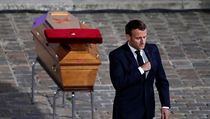 Francouzský prezident Emmanuel Macron u rakve zavražděného učitele Samuela...
