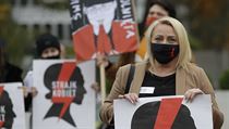 Aktivisté, bojující za práva žen, během demonstrace ve Varšavě.
