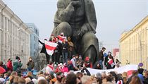 Protestujc u sochy spisovatele Yakuba Kolase. Policie v Minsku zatkla stovky...