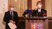 Premir Andrej Babi (vpravo) a nov ministr zdravotnictv Jan Blatn.