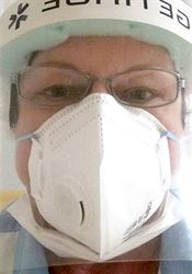 Zdravotn sestra v dchodu vypomhajc v Litomylsk nemocnici v obdob...