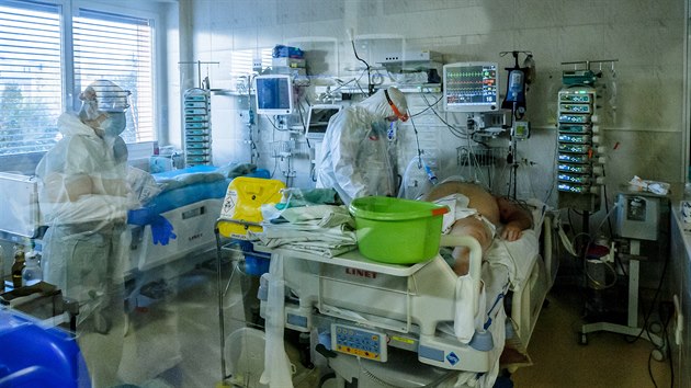 Ve zlínské nemocnici mají aktuálně 17 covid pacientů na jednotce intenzivní...