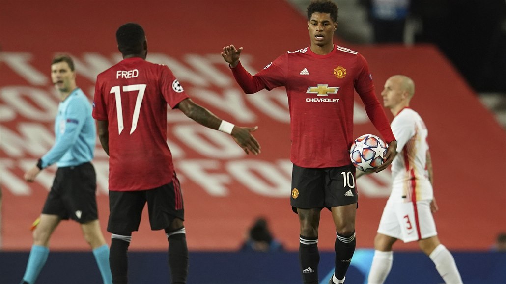 Marcus Rashford slaví hattrick do sít Lipska.