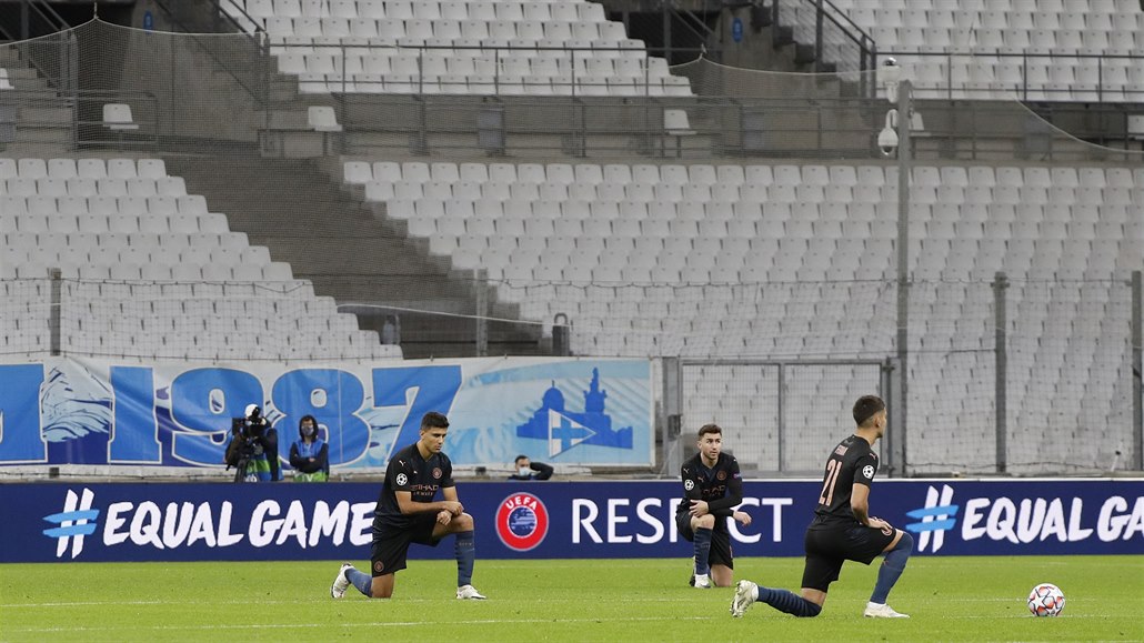 Fotbalisté Manchesteru City poklekávají před utkáním proti Olympique Marseille.