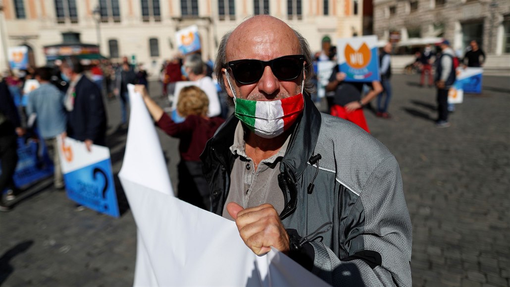 Protestující proti novým opatřením pro šíření koronaviru v Římě v neděli 25....