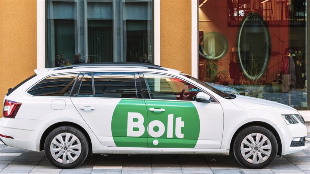 Auta alternativní taxislužby Bolt.