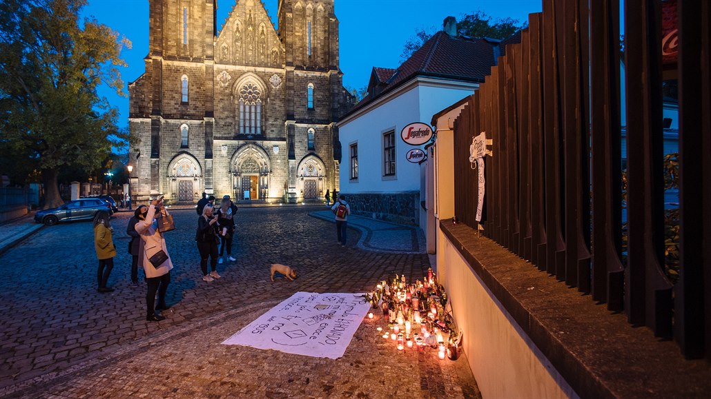 Lidé zapalují svíčky na pražském Vyšehradě u restaurace, kde měl ministr...