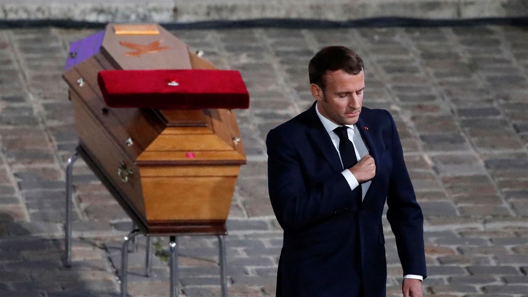 Francouzský prezident Emmanuel Macron u rakve zavradného uitele Samuela...