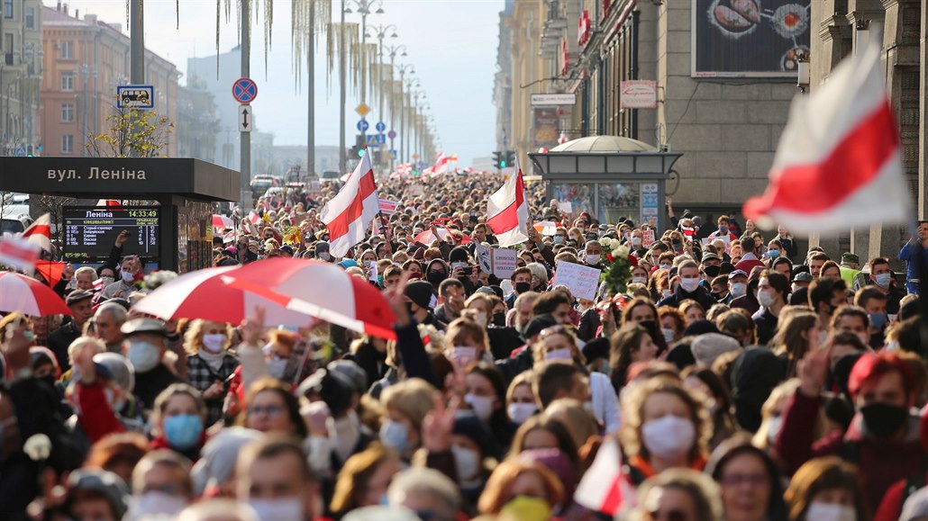 Ulice v Minsku opt zaplnily tisíce lidí.