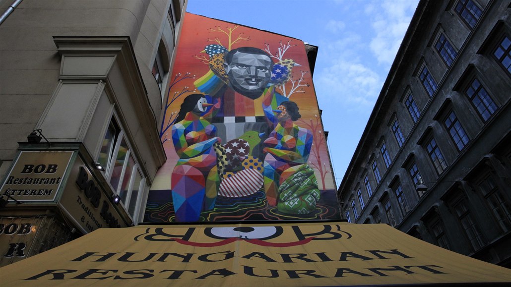 Malba španělského graffiti umělce Okudy San Miguela v centru Budapešti, na níž...