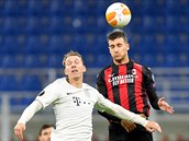 AC Milán - Sparta Praha: Diogo Dalot v souboji s Lukáem Juliem.