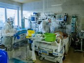 Ve zlínské nemocnici mají aktuáln 17 covid pacient na jednotce intenzivní...