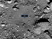 Snímek ukazuje odebírání vzork z planetky Bennu.