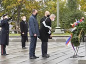 Prezident Milo Zeman poloil 28. íjna 2020 v Praze kvtiny k hrobu neznámého...