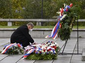 Premiér Andrej Babi poloil 28. íjna 2020 v Praze kvtiny k hrobu neznámého...