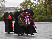 Kardinál Dominik Duka (vlevo) poloil 28. íjna 2020 v Praze kvtiny k hrobu...