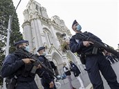 Francouzská policie poblí baziliky Notre-Dame v Nice.