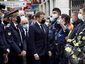 Francouzský prezident Emmanuel Macron mluví s policisty a hasii na míst...