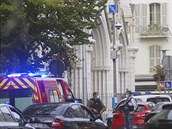 Policie ped kostelem ve francouzském Nice.