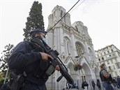 Policejní zdroje agentue DPA potvrdily, e ranní útok v Nice si vyádal ti...