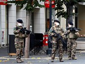 Podle Reuters policie ozbrojená automatickými zbranmi vytvoila kolem kostela...