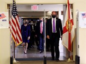 Americký prezident Donald Trump pichází do volební místnosti na Florid.