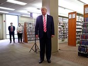 Americký prezident Donald Trump hovoí s novinái ve volební místnosti na...