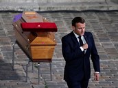 Francouzský prezident Emmanuel Macron u rakve zavradného uitele Samuela...