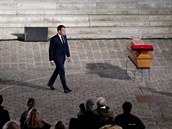 Francouzský prezident Emmanuel Macron prochází kolem rakve zavradného...