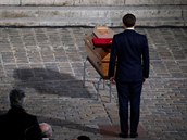 Francouzský prezident Emmanuel Macron vzdal hold zavradnému uiteli.