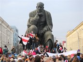Protestující u sochy spisovatele Yakuba Kolase. Policie v Minsku zatkla stovky...