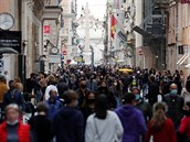 Ulice plné lidí v italském hlavním mst ím.