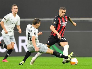 AC Miln - Sparta Praha: Rade Krunic unik Davidu Pavelkovi.