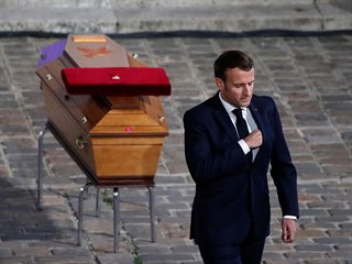 Francouzsk prezident Emmanuel Macron u rakve zavradnho uitele Samuela...