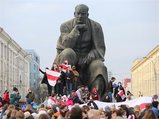 Protestujc u sochy spisovatele Yakuba Kolase. Policie v Minsku zatkla stovky...
