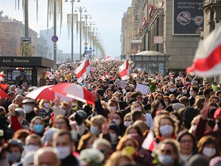 Ulice v Minsku opt zaplnily tisce lid.