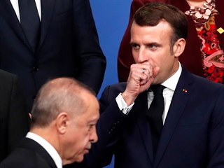 Prezidenti Erdogan (vlevo) a Macron na summitu NATO ve Watfordu.