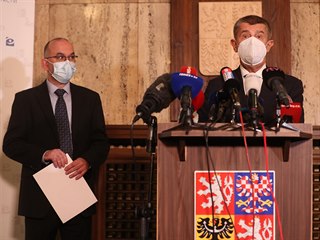 Premir Andrej Babi (vpravo) a nov ministr zdravotnictv Jan Blatn.