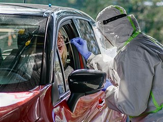 Testování na koronavirus v odběrovém stanu FN Brno.