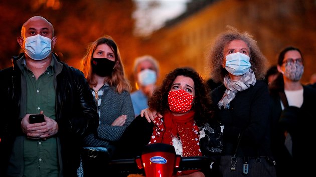 Tryzna za zavra�d�n�ho u�itele Samuela Patyho.