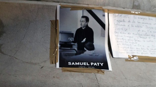 Tryzna za zavra�d�n�ho u�itele Samuela Patyho.