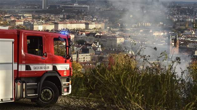 Kou stoup z prask zahrady Kinskch, kde hoel 28. jna 2020 devn kostel svatho Michala. Pamtkov chrnn objekt ze 17. stolet do parku penesli za prvn republiky.