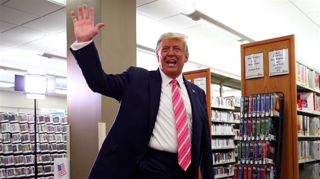 Americk prezident Donald Trump zdrav novine ve volebn mstnosti na Florid, kde odevzdal svj hlas.