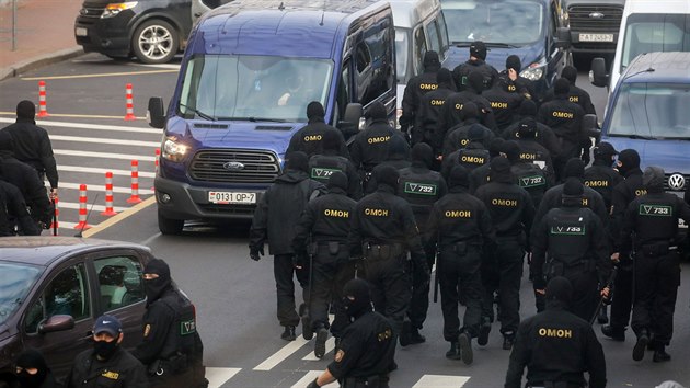 Zásahová jednotka zatkla bhem dalího protestu v Minsku stovky lidí.