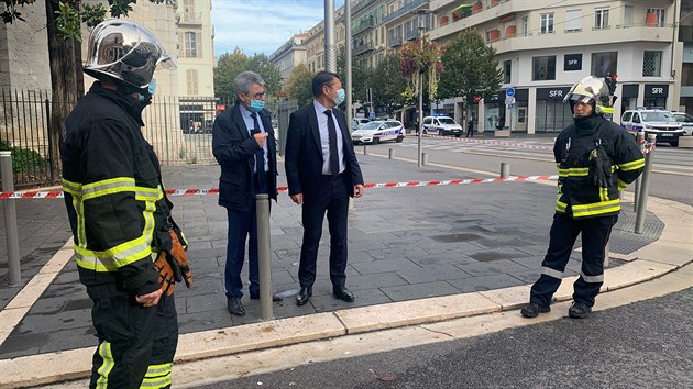 Starosta m�sta Nice Christian Estrosi mluv� se �leny z�sahov� jednotky policie.