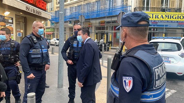 Starosta Nice Christian Estrosi (uprst�ed) mluv� s policisty.