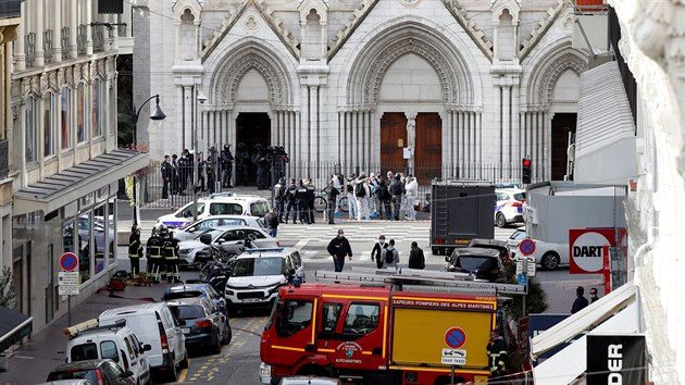 �Potvrzuji, �e v�echno nasv�d�uje tomu, �e u baziliky Notre-Dame v Nice se odehr�l teroristick� �tok,� napsal starosta Estrosi.