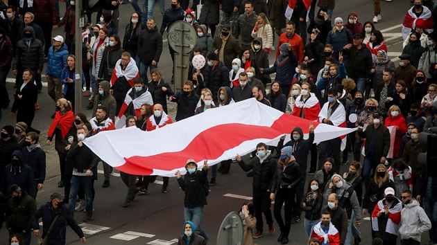 Více ne 100 000 lidí v nedli demonstrovalo v Minsku za odstoupení...