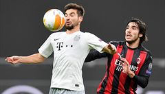 AC Milán - Sparta Praha: Michal Travník v souboji se Sandrem Tonalim.