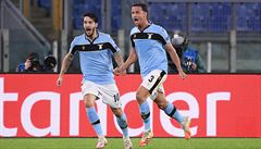 Fotbalisté Lazia slaví branku.